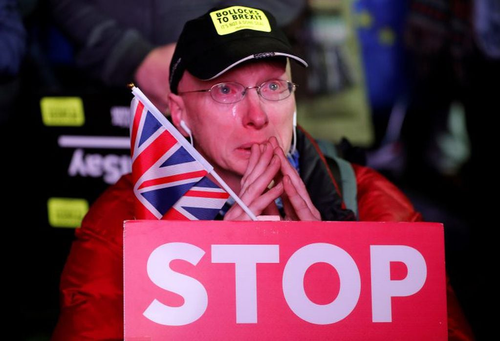 Emoción en un manifestante anti-Brexit luego de conocerse el resultado de la votación
