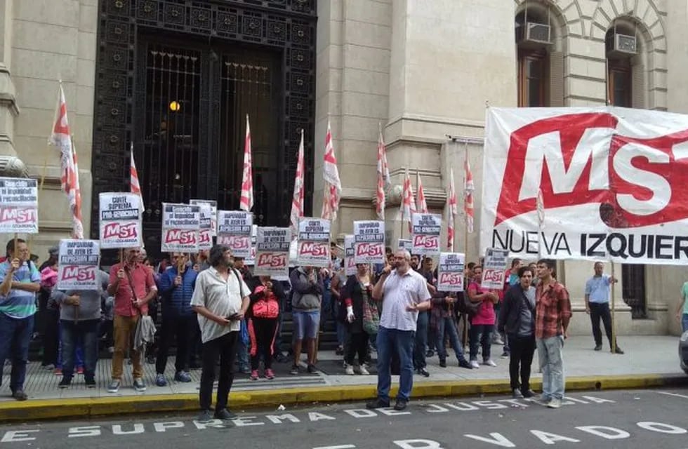Manifestantes del MST protestaron en Tribunales contra el fallo del 2x1 de la Corte Suprema.