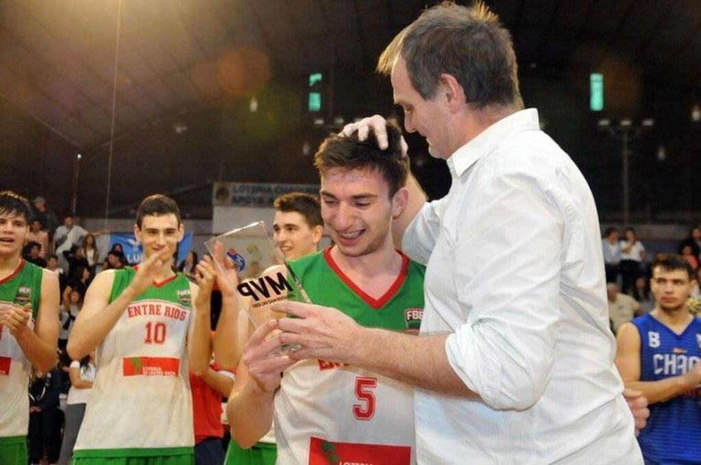 Lautaro Pividori la figura del torneo, recibe el premio al jugador mas valioso.