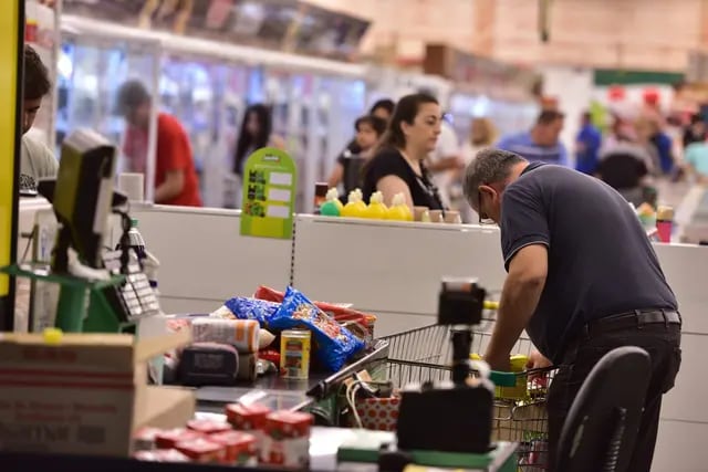 Importante afluencia en los supermercados en la previa del cambio de mando presidencial (José Hernández/LaVoz).