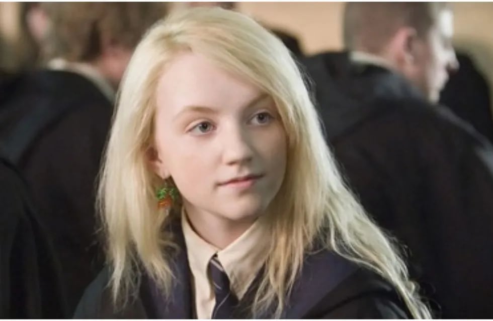La actriz Evanna Lynch actuando en la película Harry Potter.