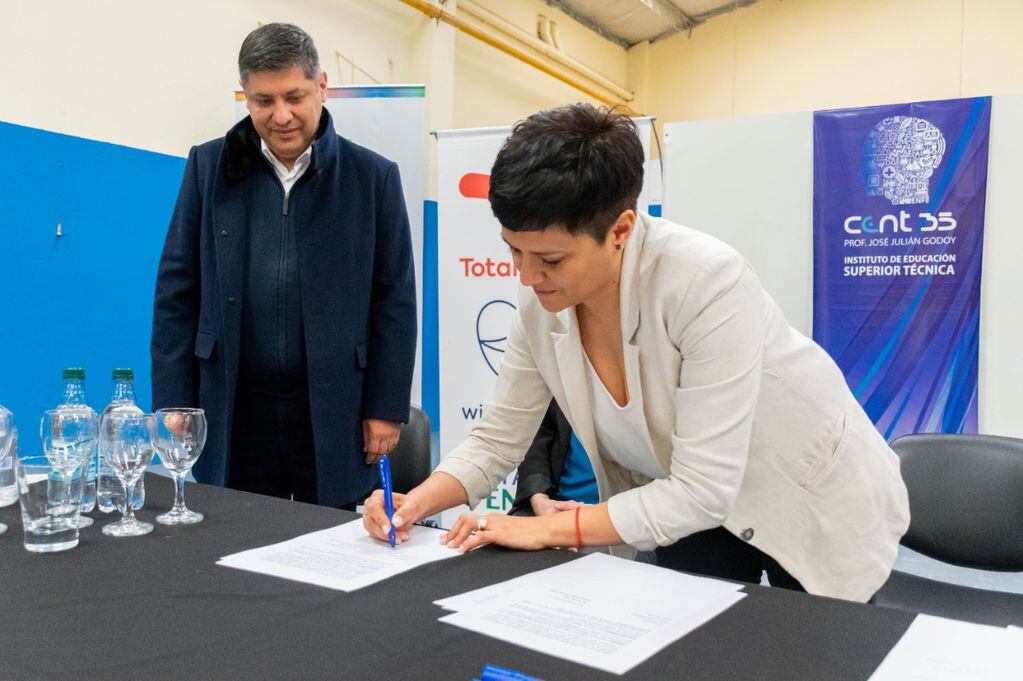 Firman acuerdo entre el CENT 35 de Río Grande y la empresa Total Austral