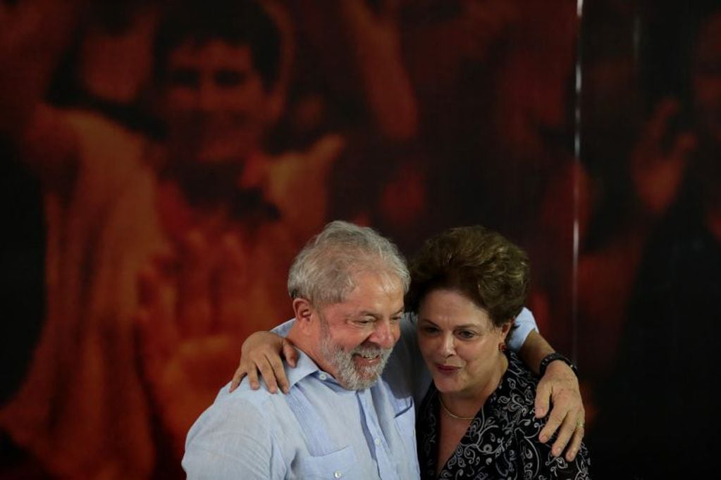 BRA30. SAO PAULO (BRASIL), 25/01/2018.- El ex presidente brasileño Luiz Inácio Lula da Silva (i) abraza a la también exmandataria Dilma Rousseff hoy, jueves 25 de enero de 2018, durante una reunión en Sao Paulo (Brasil). El Partido de los Trabajadores (PT) inició hoy una "reunión histórica" para reafirmar la candidatura del expresidente Luiz Inácio Lula da Silva, condenado en segunda instancia por corrupción, según dijo hoy la presidenta de la formación, Gleissi Hoffmann. EFE/Fernando Bizerra Jr.




 brasil san pablo lula da silva Dilma Rousseff brasil juicio a expresidente de la nacion por corrupcion audiencia ratificacion condena