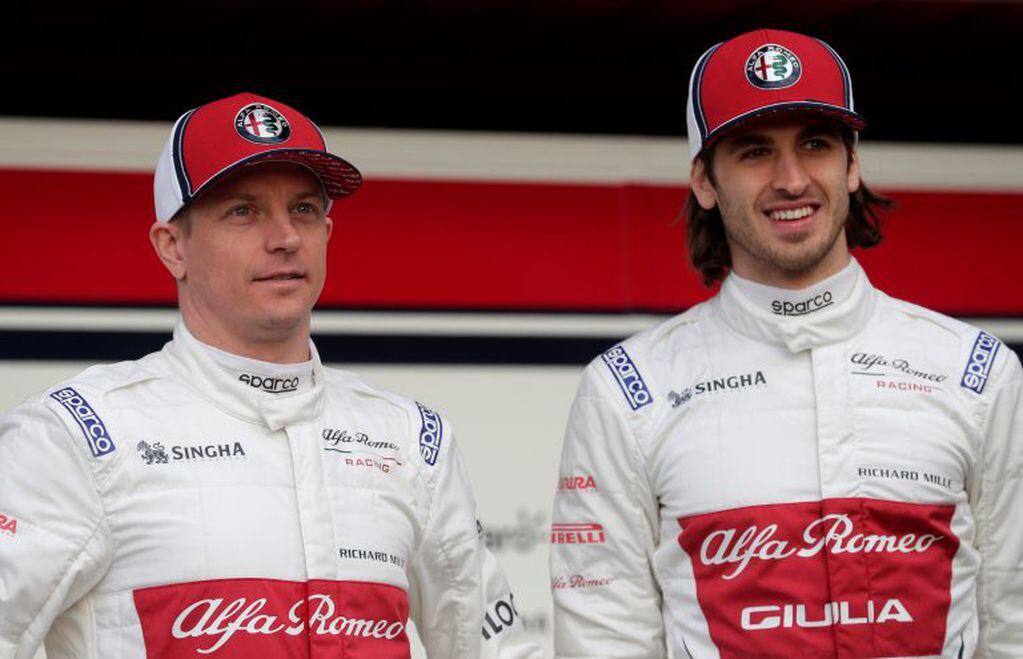 Raikkonen y Giovinazzi, durante el lanzamiento oficial del nuevo C38 de Alfa Romeo. El italiano se suma mañana a las pruebas que tienen lugar en Cataluña.
