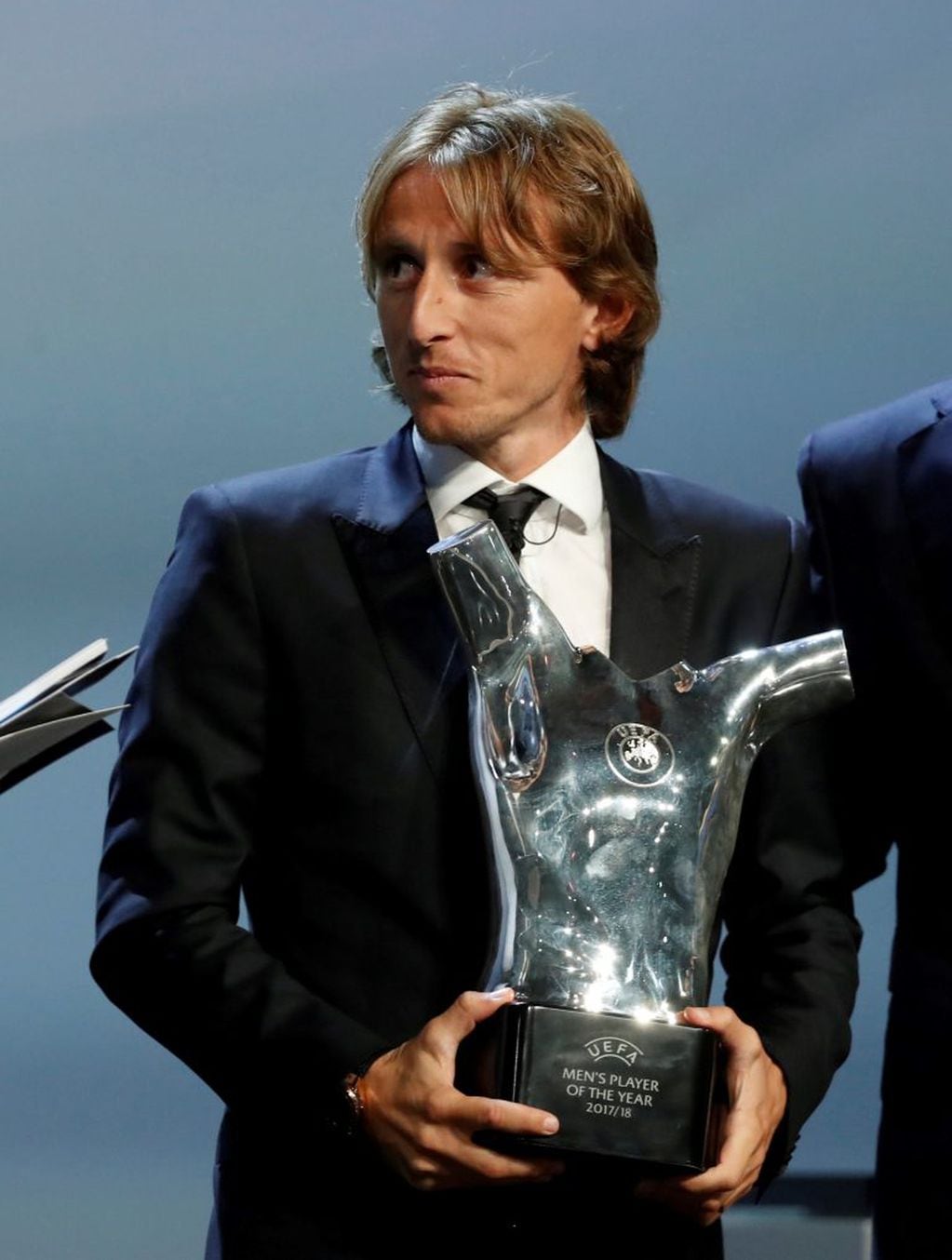 Luka Modric, con su premio. Foto: REUTERS.
