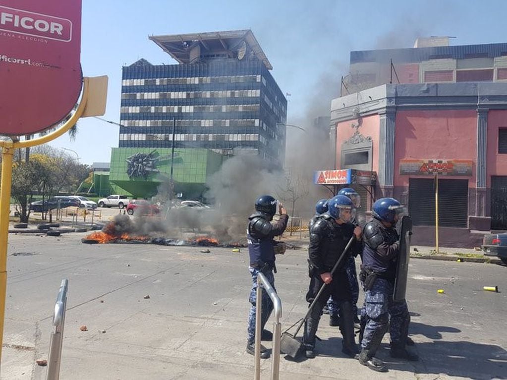 Cruces violentos entre manifestantes de Luz y Fuerza y la Policía (Twitter Mariano Nievas).