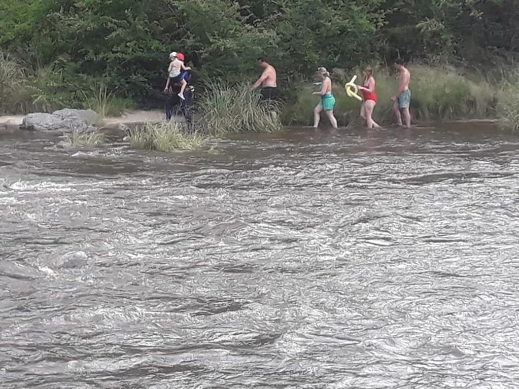 Cinco personas debieron de ser asistidas por el personal de Bomberos Voluntarios de Villa General Belgrano, tras la crecida del río.