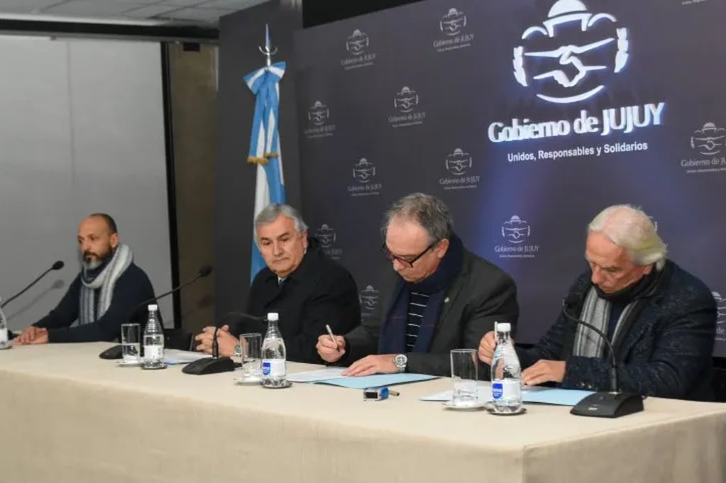 Momento de la firma del contrato para la construcción de la cubierta del estadio multipropósito de la Ciudad Deportiva de Alto Comedero, que se levantará en Jujuy.