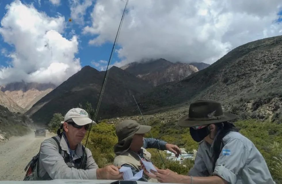 Personal de Guardaparques procede a controlar a los pescadores en la Reserva Natural Manzano Histórico y Manzano-Portillo de Piuquenes. Gentileza Gobierno de Mendoza