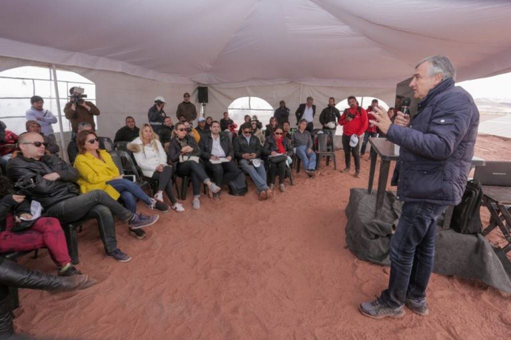 El gobernador Morales en su exposición ante los periodistas invitados a Catua.