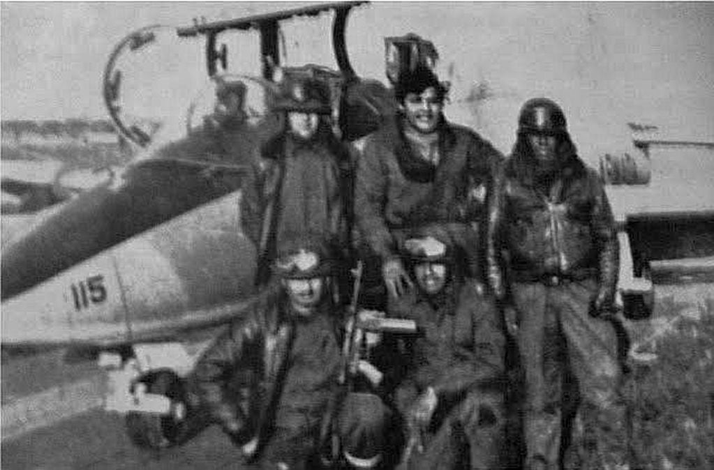 Carlos Alberto Molteni y su grupo antes de volar