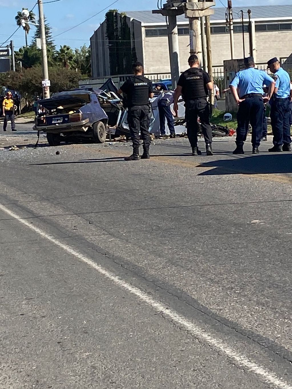 Un auto, un colectivo y una moto impactaron a la altura de barrio Guiñazú.
