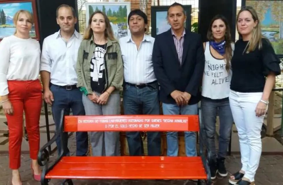 Con un banco rojo recuerdan a las víctimas de femicidios en Neuquén