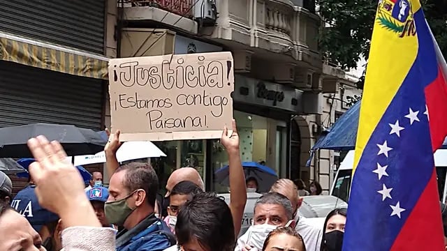 Manifestación en Balvanera en pedido de justicia por la violación de una adolescente venezolana.