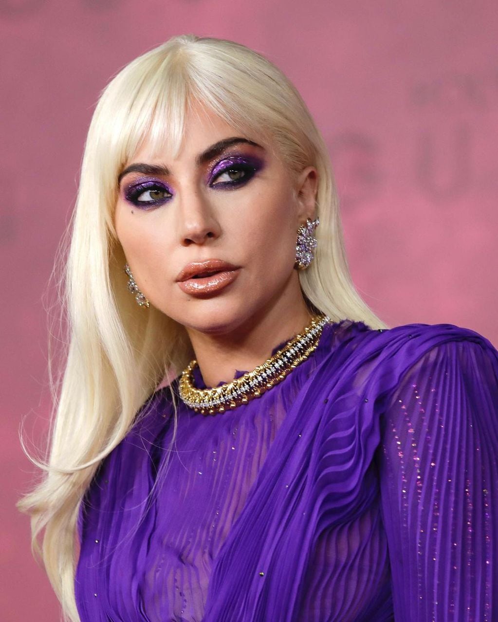 El color protagonista del look de Lady Gaga es el violeta, el cual utilizó tanto en su atuendo como en su maquillaje. (Foto: Instagram)