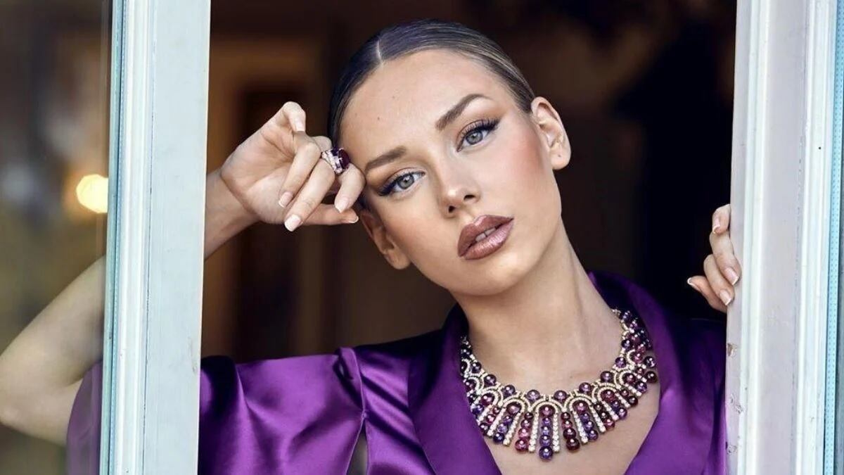 Ester Expósito deslumbró con un conjunto de dos piezas rojo y al