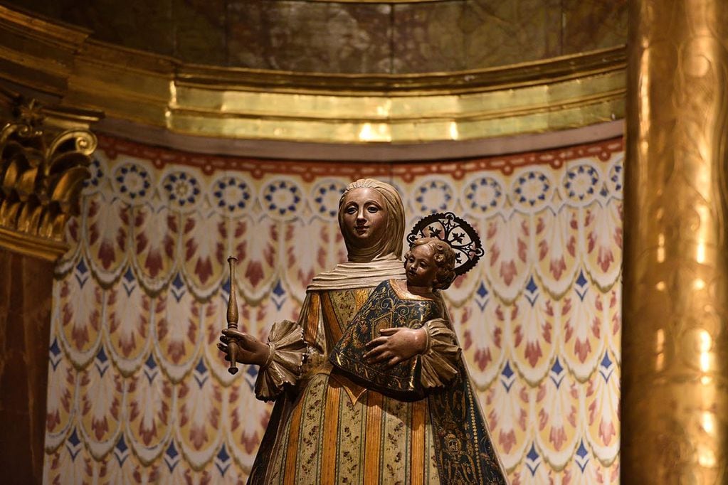 Virgen Nuestra Señora de Nieva, que data de 1975 estatua de la catedral de Córdoba que le robaron la corona. (José Gabriel Hernández / La Voz)