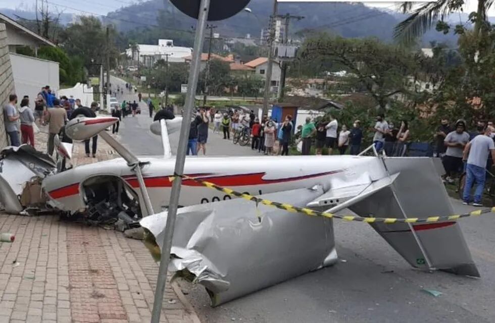 Una avioneta se estrelló en medio de la calle en Brasil (Foto: O Municipio)