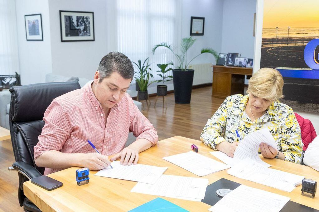 Río Grande: el intendente Pérez firmó con ATSA mejoras salariales