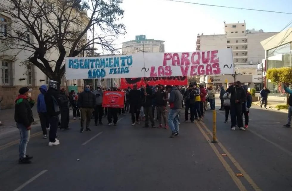 Marcha de familias asentadas en Parque la Vega (FM Profesional)