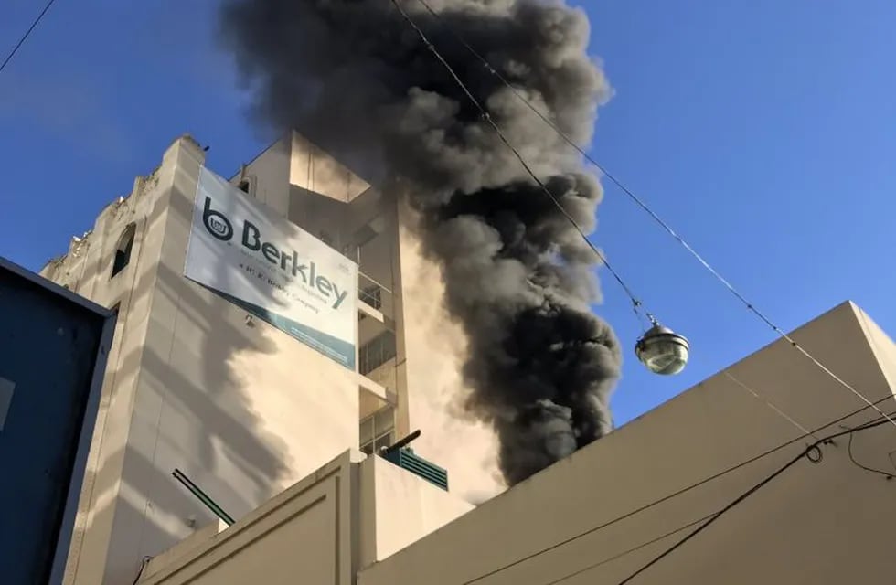 Las llamas se desencadenaron en la terraza de un edificio de Santa Fe , casi Mitre. (@leodelga2)