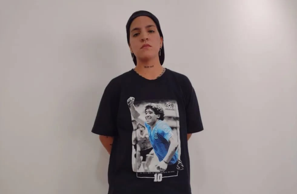 Eugenia Laprovittola, la joven que dice ser la hija de Maradona, le entregó un cuadro a Messi.