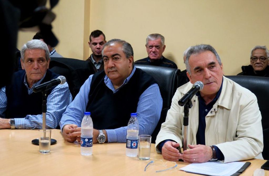 El triunvirato de la CGT (Carlos Acuña, Héctor Daer y Juan Carlos Schmid) en una conferencia de prensa en julio pasado. Crédito: EFE/ Naiara Bellio.