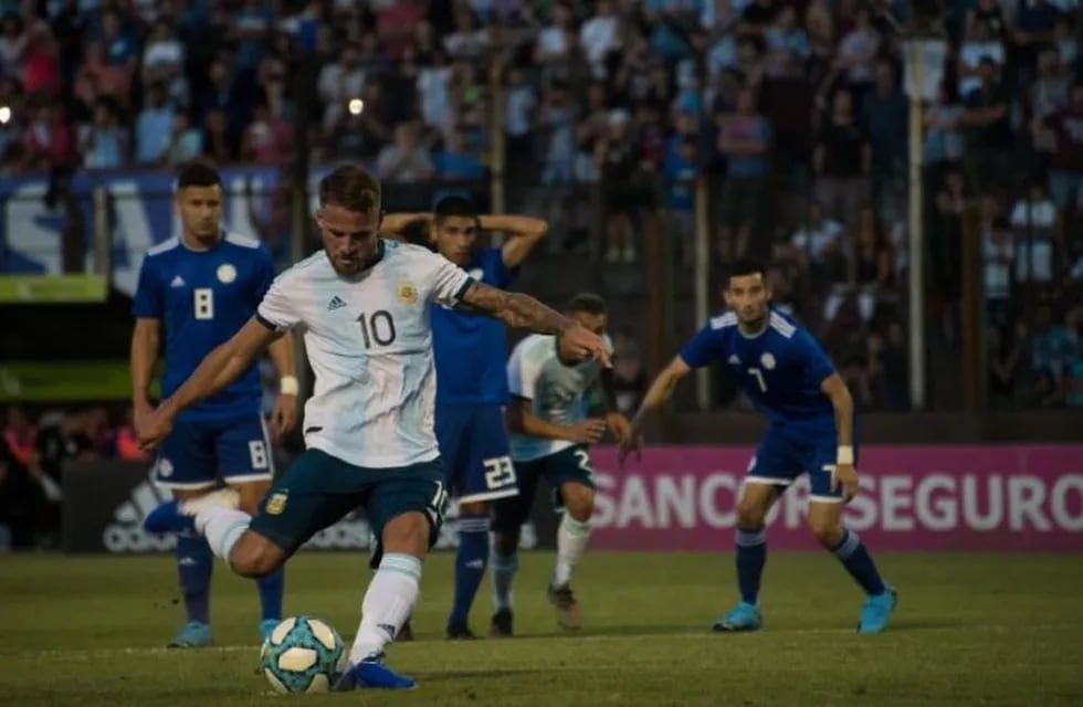 Alexis Mac Allister ejecuta el penal que le dio el 1-1 a Argentina Sub 23 frente a Paraguay, en un amistoso previo al Preolímpico. Twitter/BocaJrsOficial