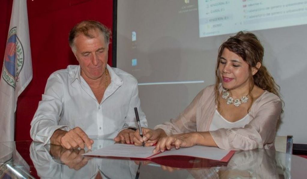 Pablo Forbice, presidente del Colegio de Arquitectos, y  Alejandra Martínez, titular del Consejo Provincial de la Mujer, al firmar el convenio.