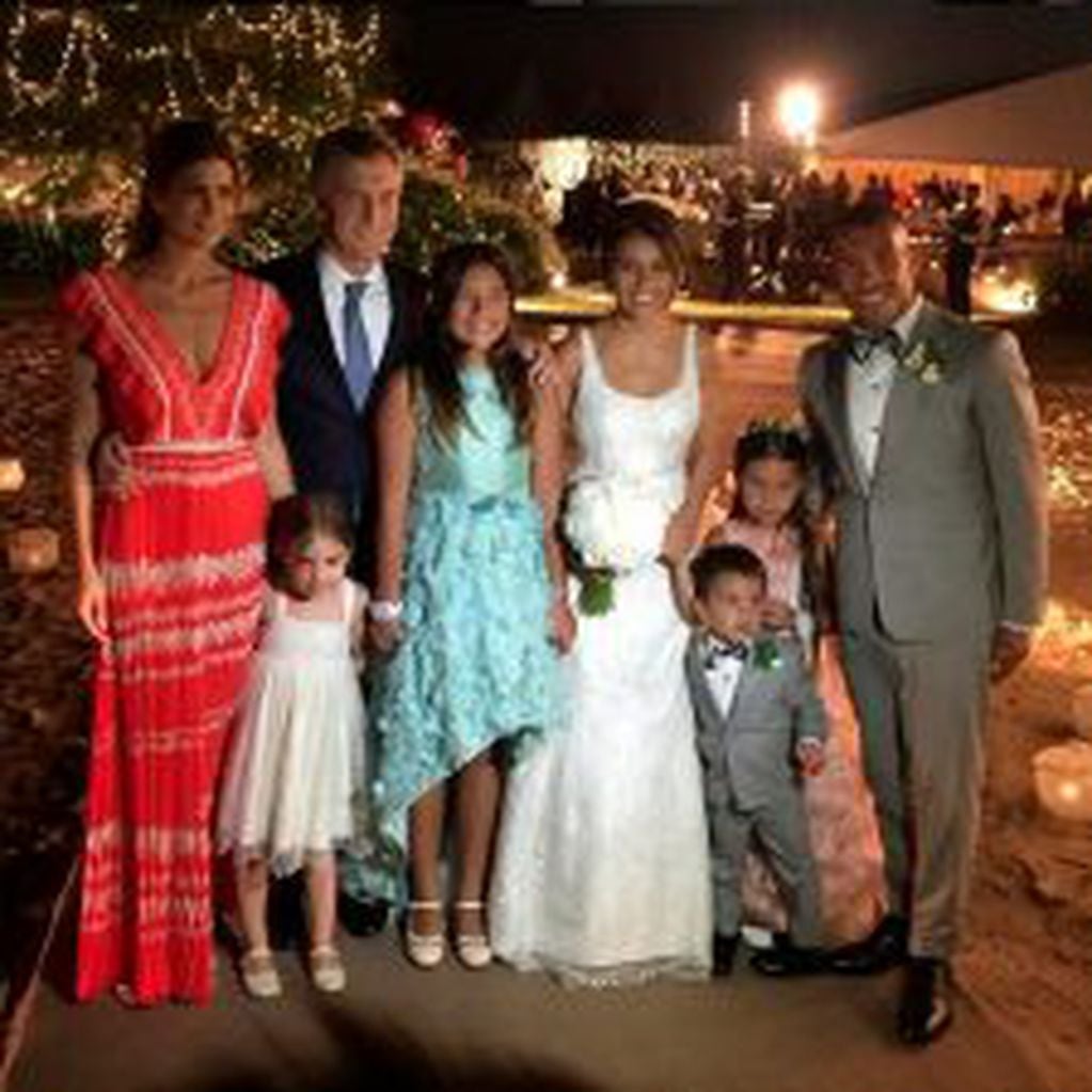 Macri y Awada, posando con la familia de Tevez.