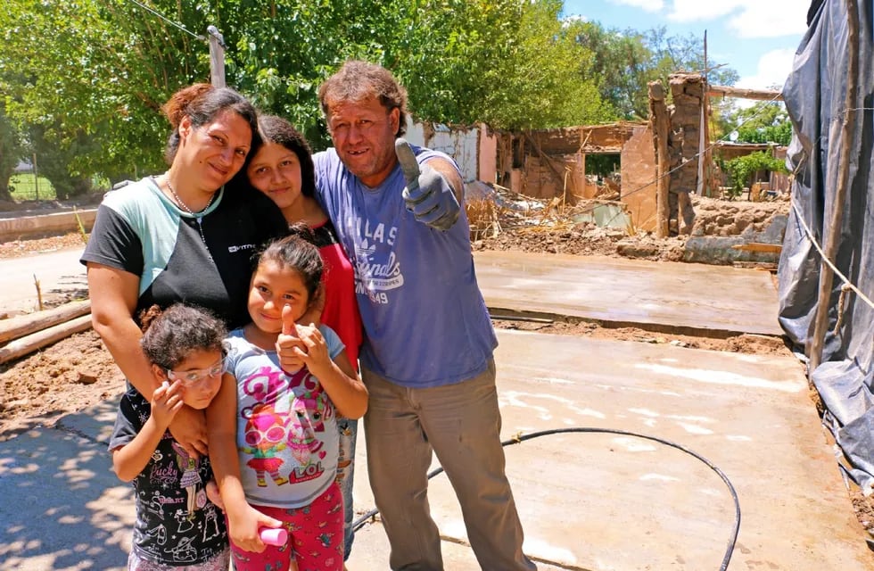 Melisa y su familia tendrán un techo digno y sus días a la intemperie después del terremoto ya pasaron.