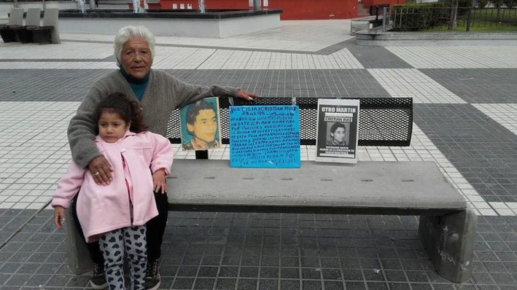 Durante 20 años y en muchas ocasiones de manera solitaria, Estela Britos caminó la plaza principal con pancartas reclamando justicia por la muerte de su hijo