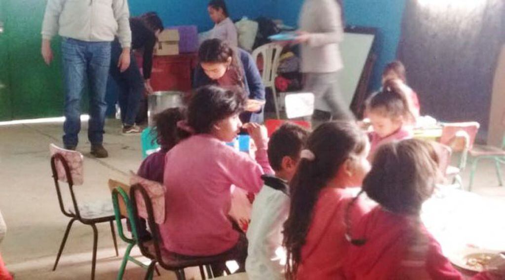 El comedor asiste a unos 30 niños y sus familias desde hace 2 años (Facebook)