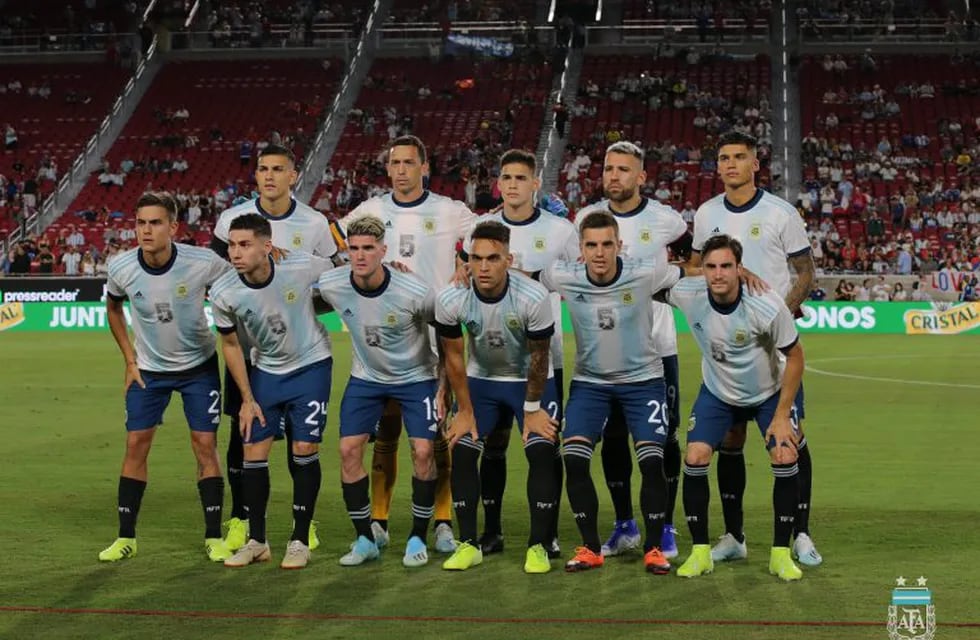 La Selección Argentina homenajeó a José Luis Brown en la previa del amistoso con Chile. (Twitter)