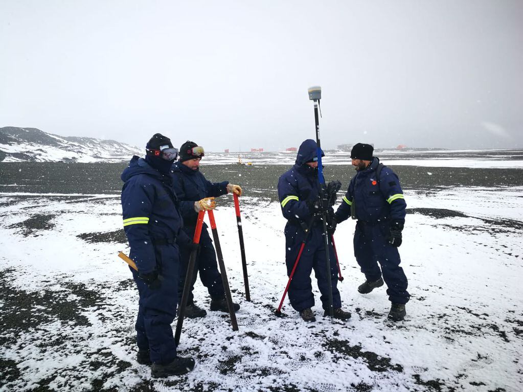 Antártida - Base Petrel - Personal especializado en topografía realizan estudios del terreno para la construcción del muelle.