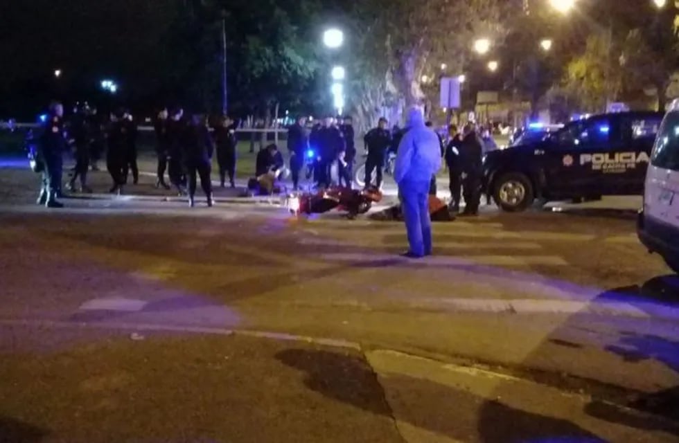 Una pareja de motociclistas resultó herida luego de un presunto intento de robo y enfrentamiento con la policía en 27 de Febrero y Buenos Aires. (@joseljuarezjose)