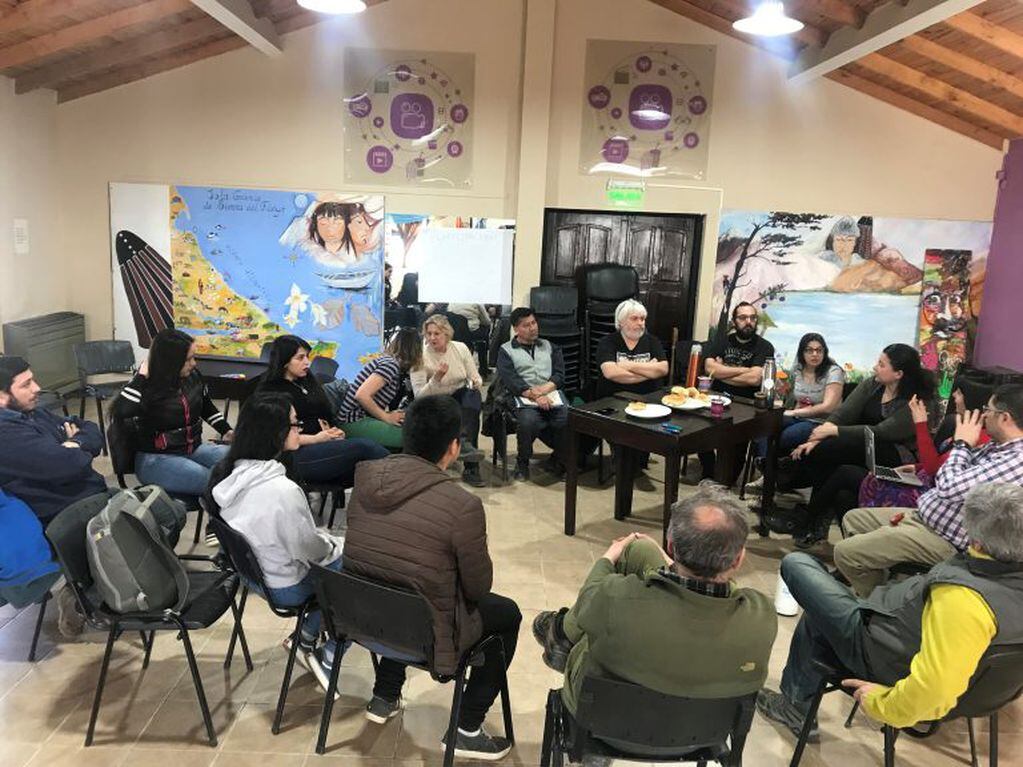 Grupo de emprendedores en el taller de capacitación y necesidades en la Casa de la Cultura Tolhuin, Tierra del Fuego.