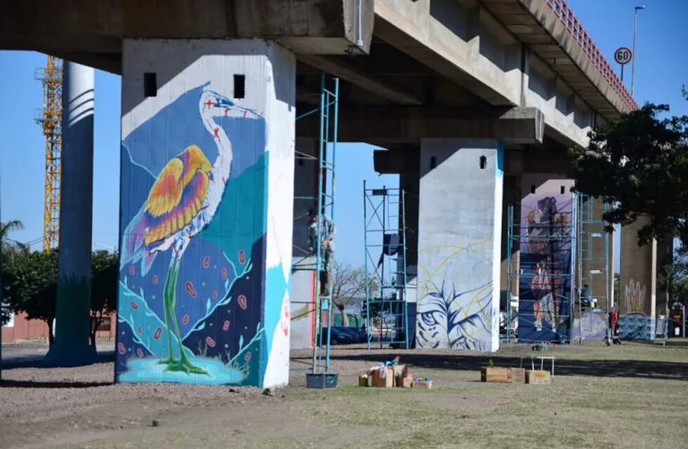 Muralistas preparan Paseo Iberá en la bajada del Puente lado Corrientes