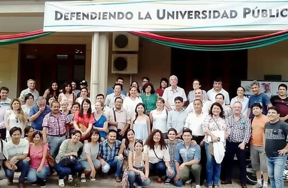 El decano de Ingeniería Gustavo Lores, con docentes y estudiantes de la UNJu