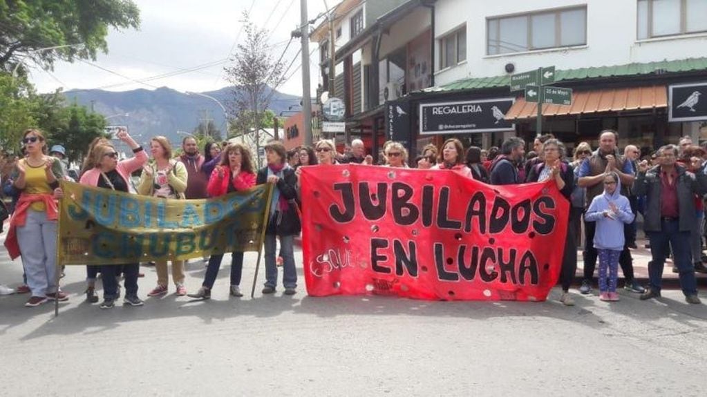 Diferentes gremios  y jubilados marcharon por las calles de Esquel en reclamo de los salarios y aguinaldos impagos por parte de la provincia.