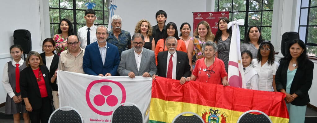 Funcionarios, concejales y delegaciones estudiantiles dieron la bienvenida a San Salvador de Jujuy al activista por la paz Marcos Aguilera Fierro.