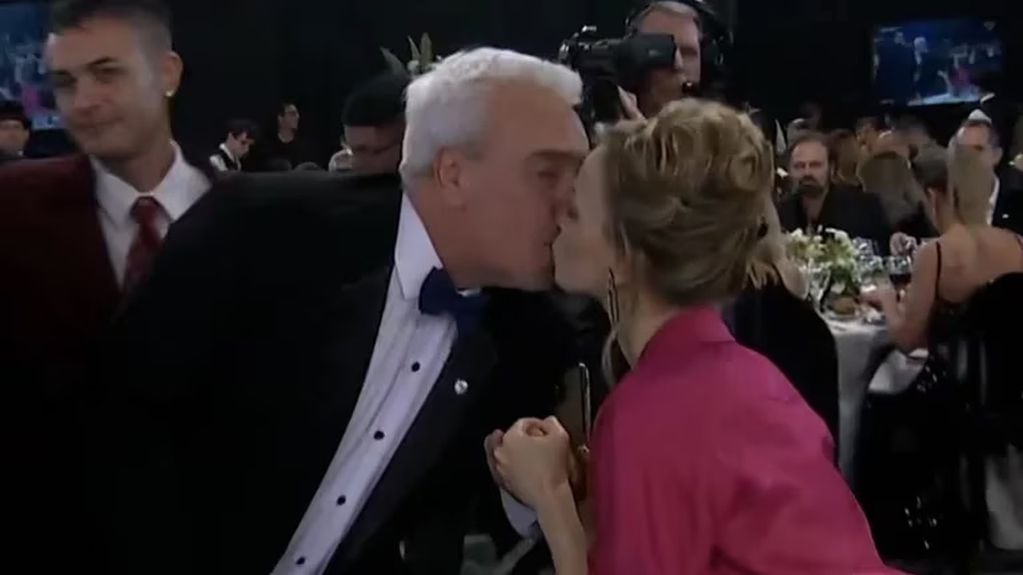 El actor se dio un apasionado beso con Cecilia Caramelito Carrizo en los Martín Fierro.