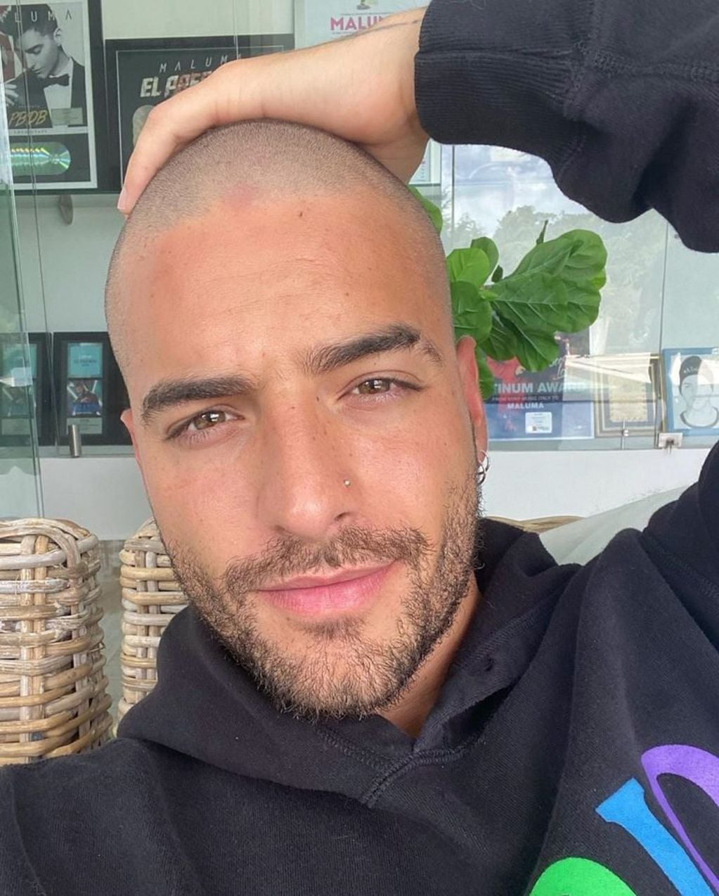 Al inicio del aislamiento, el artista compartió una foto con su nuevo corte de cabello (Instagram/@maluma)