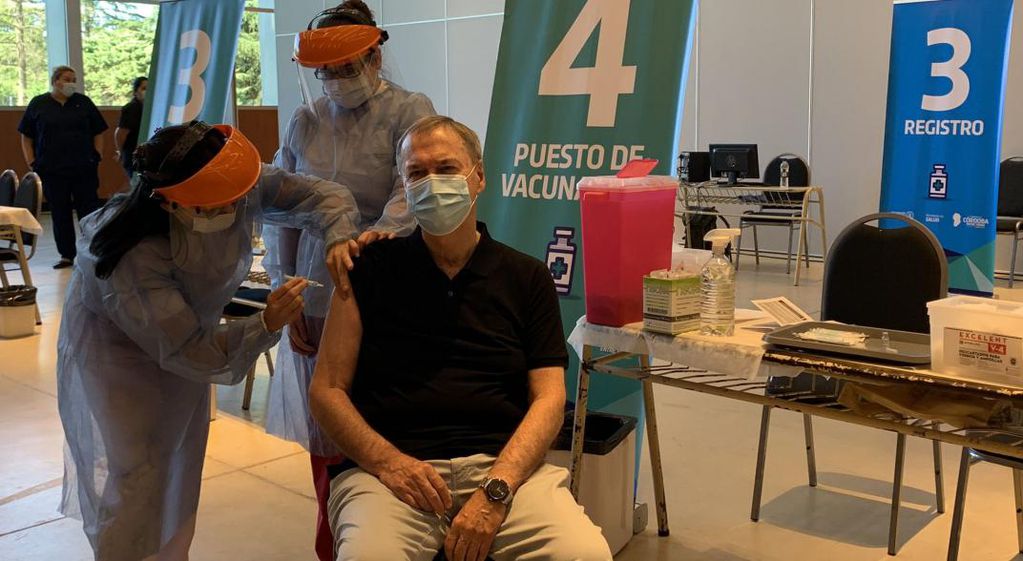 El gobernador  Juan Schiaretti recibió la primera dosis de la vacuna Sputnik V (Prensa Gobierno)