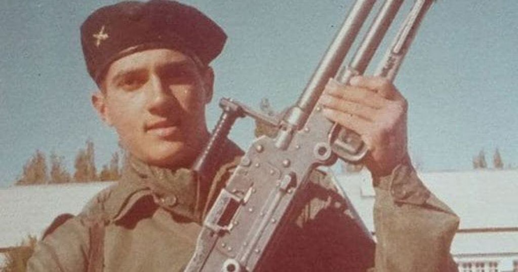 Oscar Ledesma con su ametralladora MAG 60-20 cal 7,62