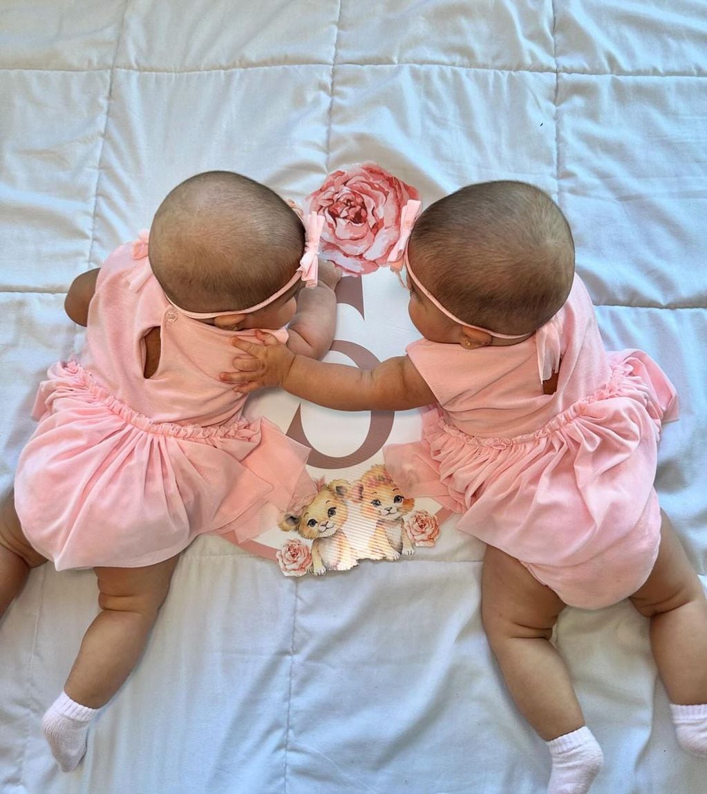 Así fue la celebración de Laia y Aimé, las gemelas de Thiago Medina y Daniela Celis, en su cumple mes número 5