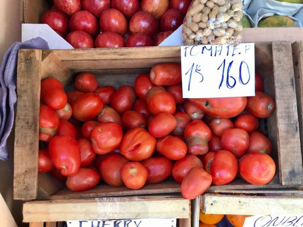 Verdulerías porteñas y bonaerenses sufren el sideral aumento del tomate. (Clarín)
