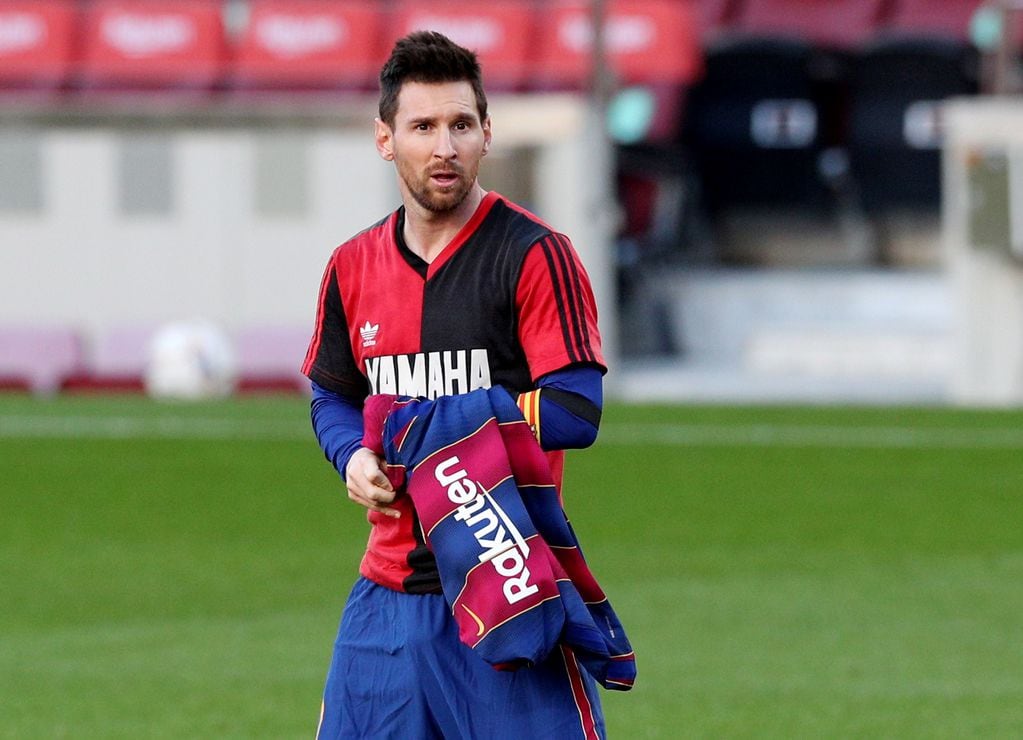 Messi se sacó la camiseta del Barcelona -de Nike- y se dejó puesta la de Newell's -de Adidas-. ¿Se vienen acciones legales?