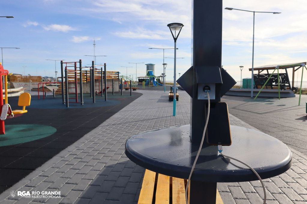 Los vecinos, vecinas y visitantes de la ciudad, podrán acceder a las prestaciones implementadas en el parque que está ubicado en la costanera, sobre Av. Héroes de Malvinas.