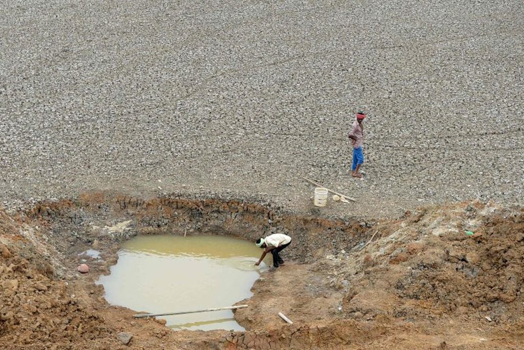 Imagen ilustrativa de la problemática del agua en India. (Foto: ARUN SANKAR / AFP)